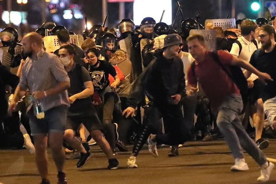 Um morto e dezenas de manifestantes feridos em violentos controntos com a polícia na Bieolorrússia