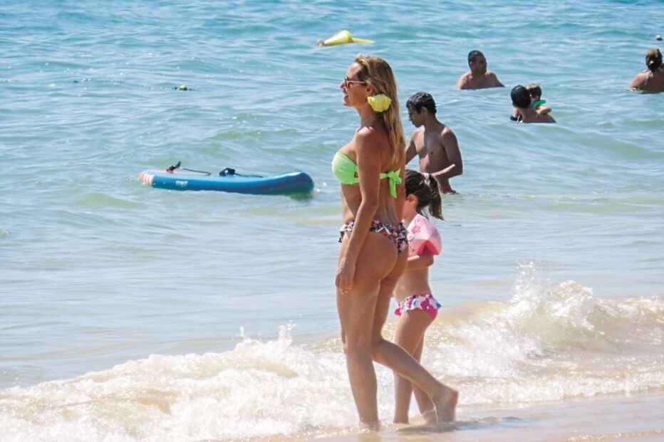 Fernanda Serrano encanta no Algarve com corpo de sonho aos 46 anos