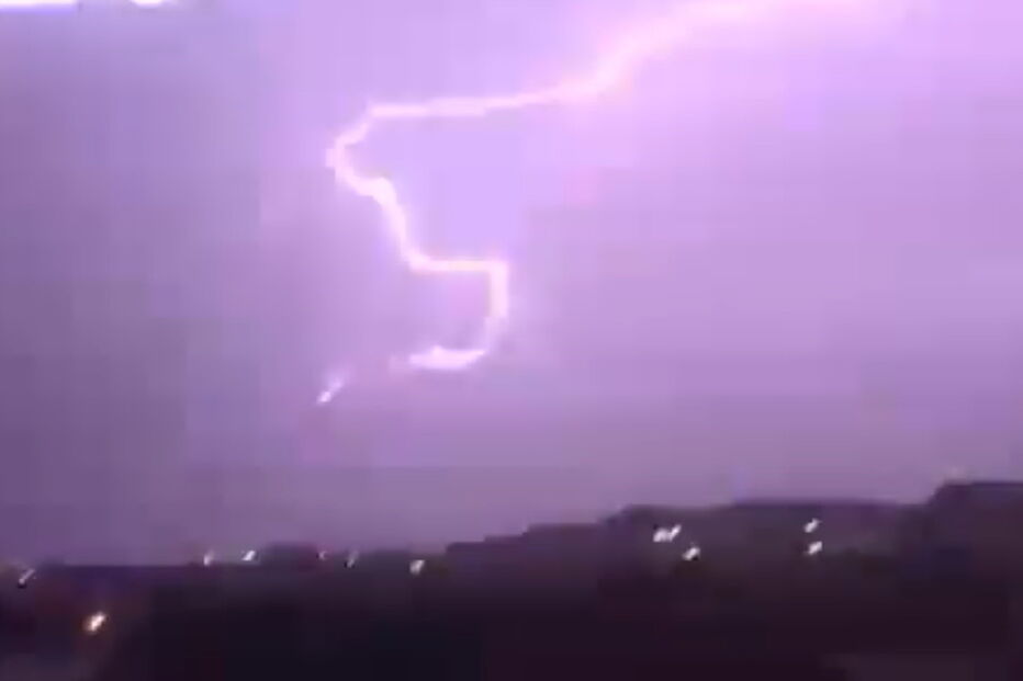 Trovoada forte 'ilumina' noite de verão em Bragança. Veja as imagens impressionantes