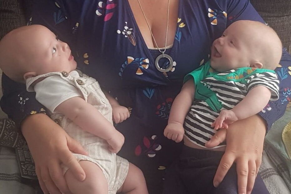 Lucy teve gémeos, David e Samuel