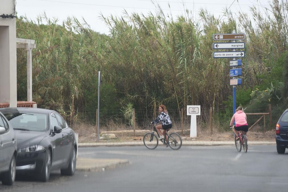 Rosto da TVI está no Alentejo com os pais e o filho. Durante o passeio, foi reconhecida e acenou aos populares.