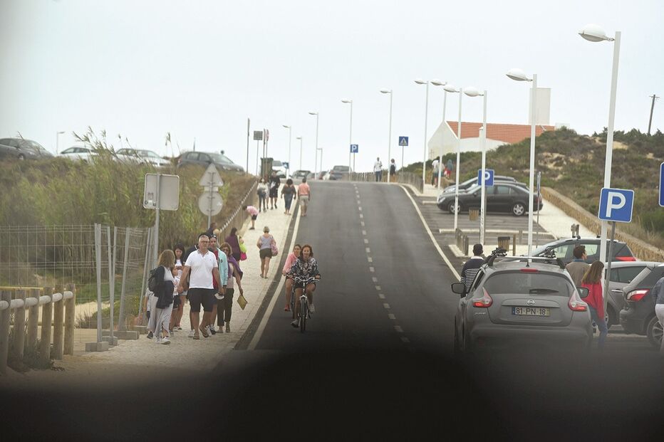 Rosto da TVI está no Alentejo com os pais e o filho. Durante o passeio, foi reconhecida e acenou aos populares.