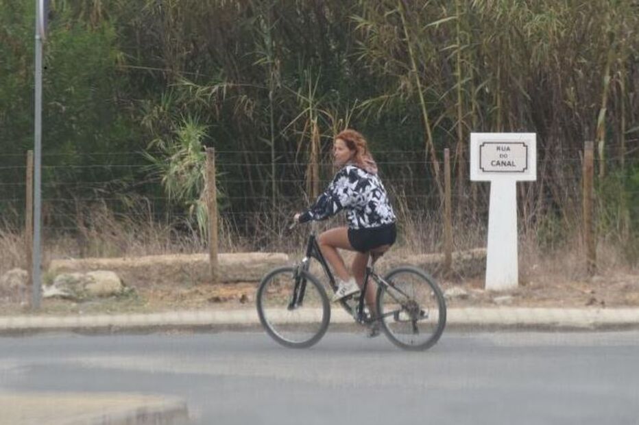 Rosto da TVI está no Alentejo com os pais e o filho. Durante o passeio, foi reconhecida e acenou aos populares.