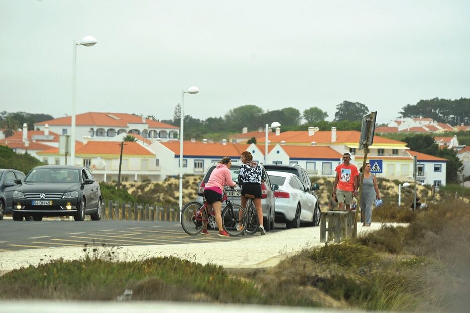 Rosto da TVI está no Alentejo com os pais e o filho. Durante o passeio, foi reconhecida e acenou aos populares.