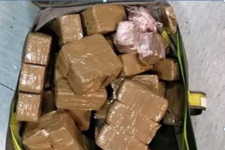 Uma das malas carregadas com droga que o homem transportava