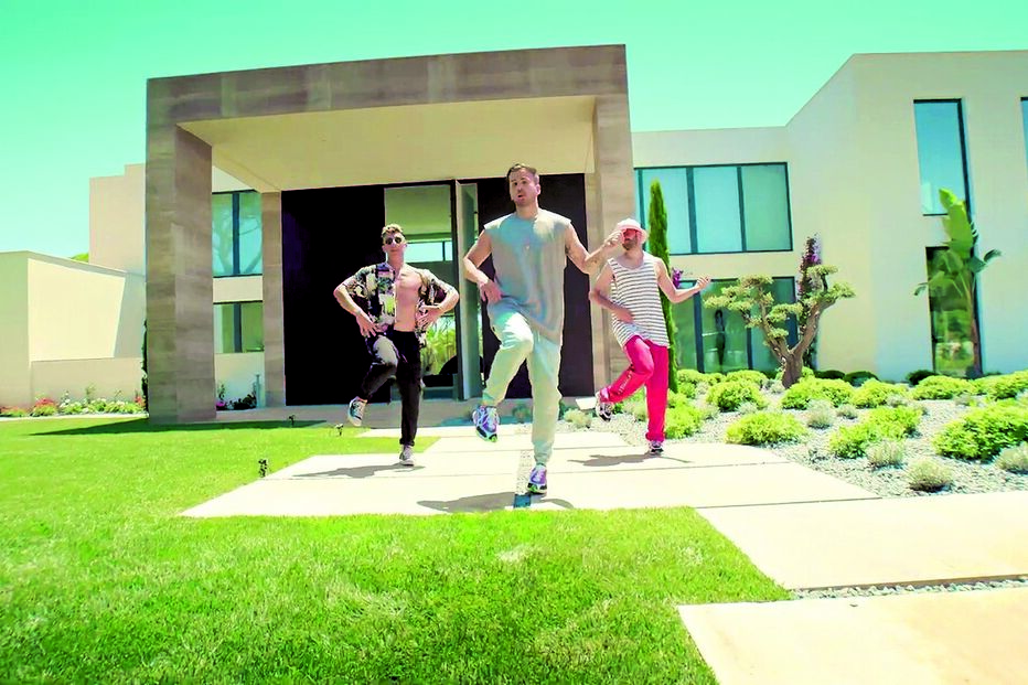 David Carreira mostra mansão milionária de pai em videoclipe