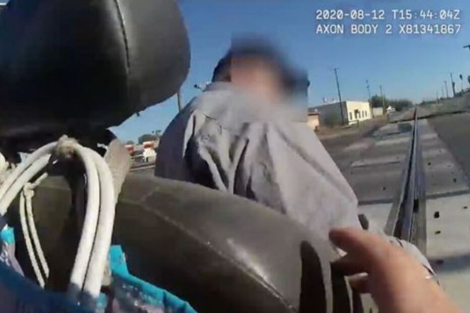 Imagens impressionantes mostram polícia a salvar homem de cadeira de rodas de ser colhido por comboio 