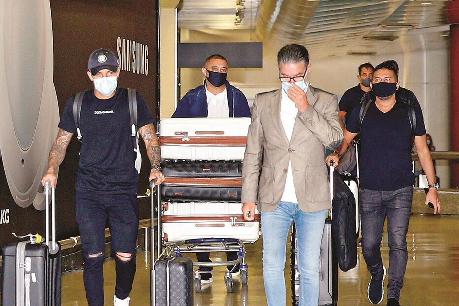 Cebolinha chegou ao aeroporto de Lisboa ontem  ao início da manha carregado de bagagem. Mas em silêncio