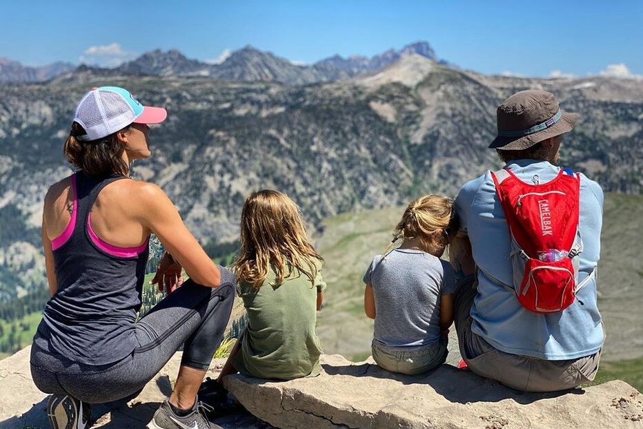 Daniela Ruah com o marido e os filhos