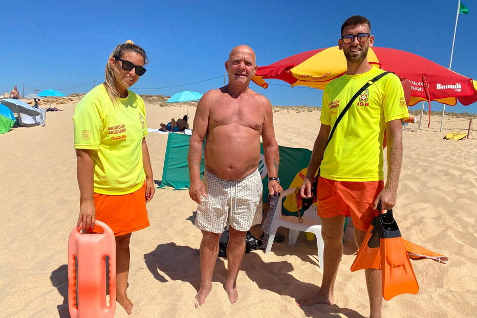 Bruna e Duarte com um turista