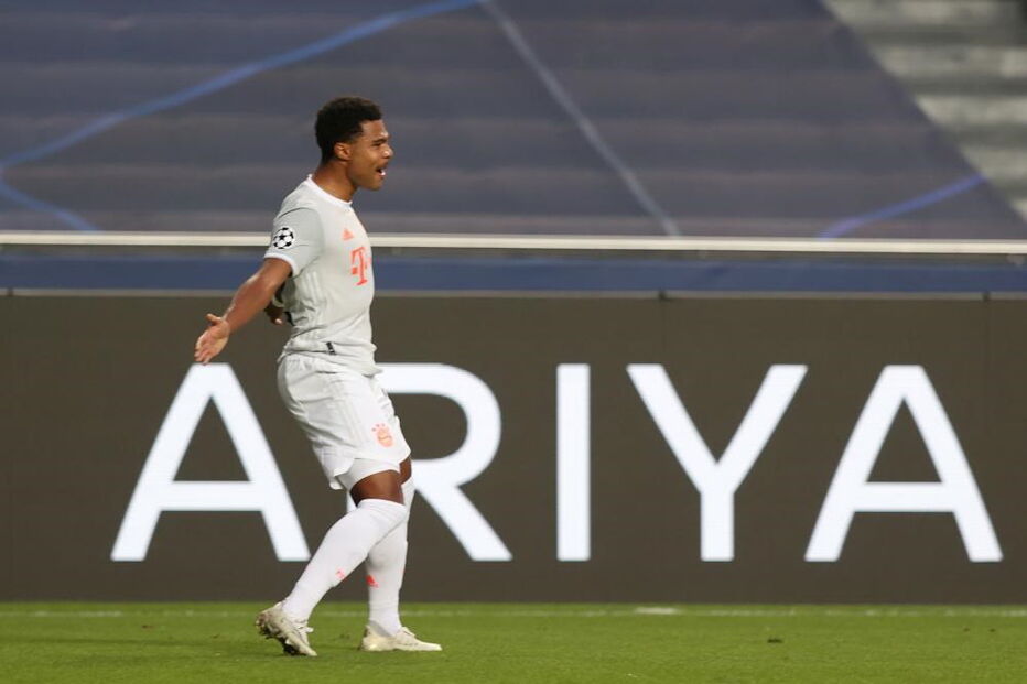 Serge Gnabry celebra o terceiro golo