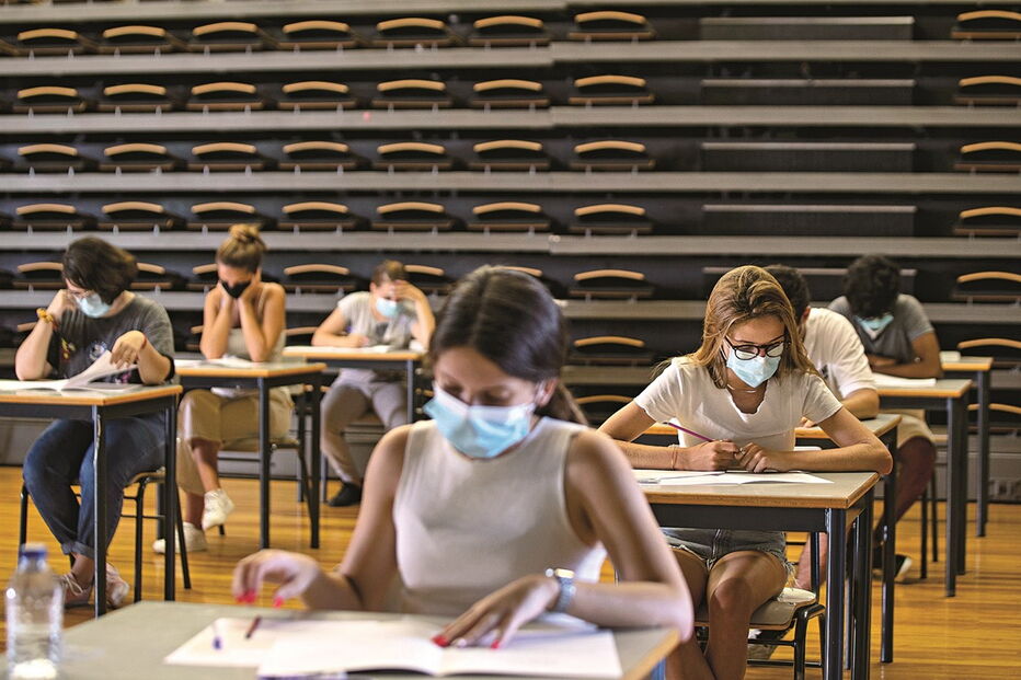 Estabelecimentos de ensino estão a organizar-se para abrirem as escolas mais cedo e fecharem mais tarde. Intervalos terão uma duração de apenas cinco minutos