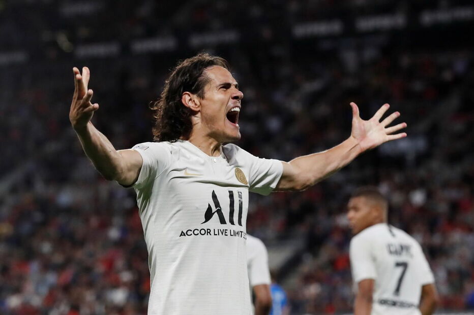  Edinson Cavani tem 33 anos e é jogador livre, depois de ter terminado contrato com o PSG, no qual jogou nas últimas sete épocas