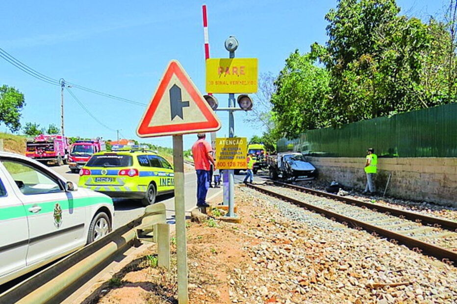 Troço tem 28 passagens de nível 