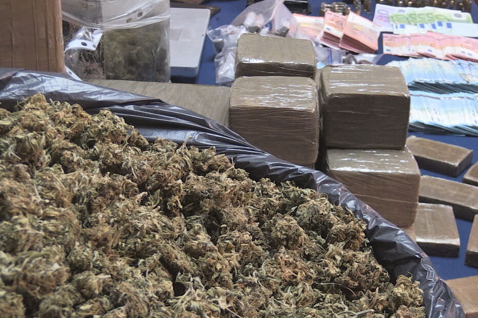 Traficantes foram apanhados na posse de 24 quilos de liamba, várias doses de haxixe e ecstasy, e ainda 8825 euros