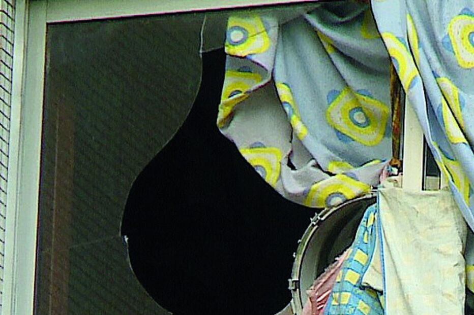 Janelas estão com vidros partidos 