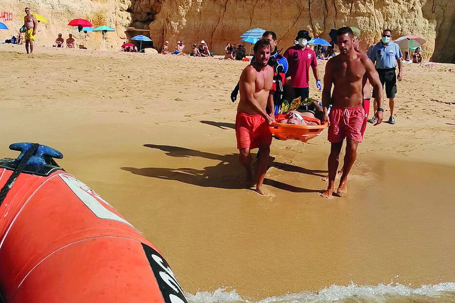 Banhista fraturou as duas pernas após ter saltado do cimo de uma rocha para o mar na praia do Carvalho, em Lagoa 