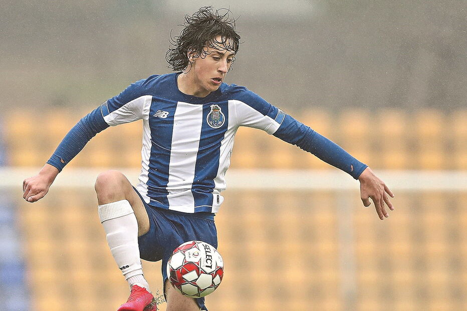 Fábio Silva tem 18 anos, contrato até 2025 e cláusula de 125 milhões de euros. Na época passada, marcou três golos em 534 minutos feitos na equipa principal