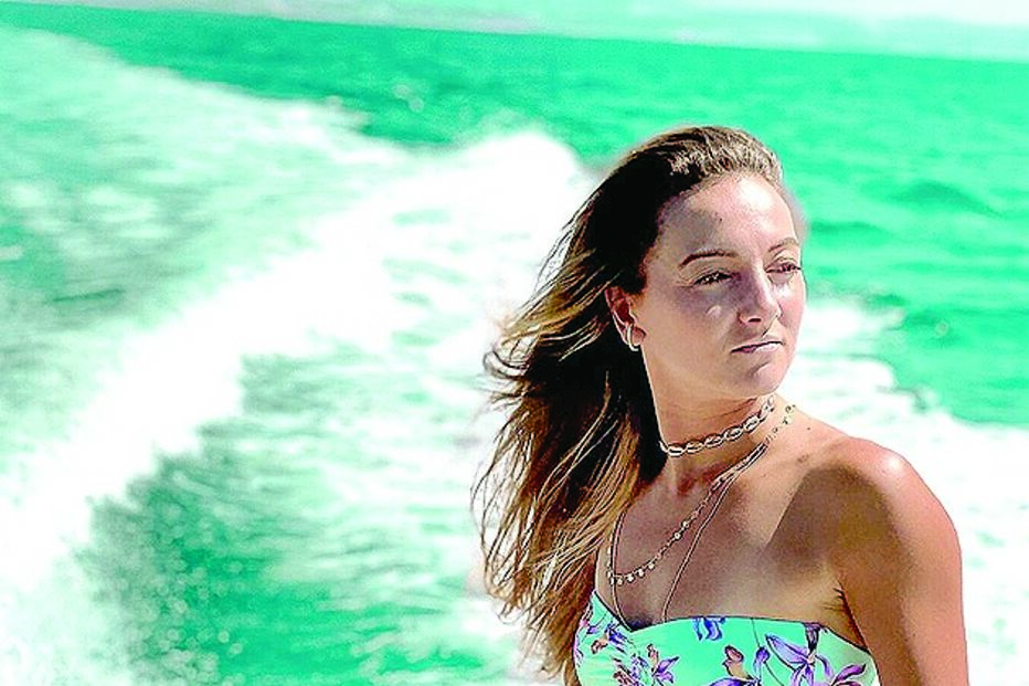 A namorada de Alex Teles, Hellen, no Algarve 