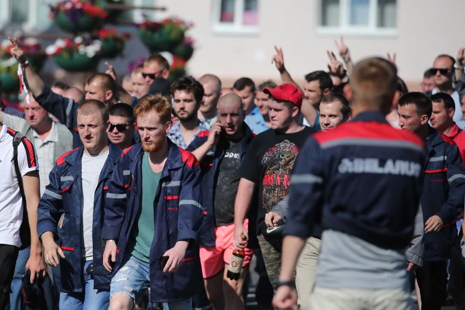 Manifestações contra presidenciais na Bielorrússia juntam centenas frente a fábricas e à TV pública