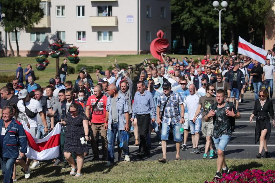 Manifestações contra presidenciais na Bielorrússia juntam centenas frente a fábricas e à TV pública