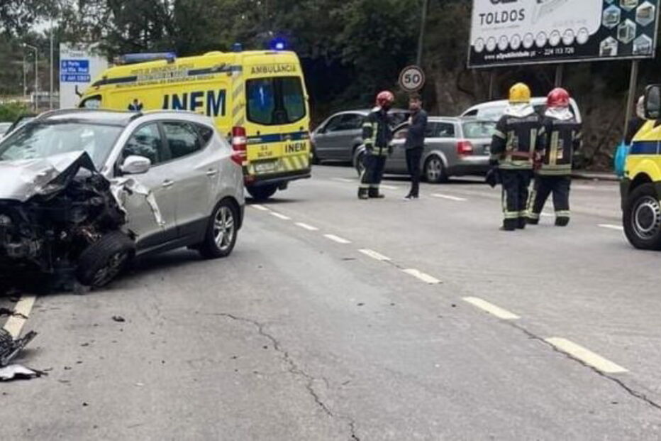 Acidente aparatoso com cinco carros faz sete feridos em Paredes