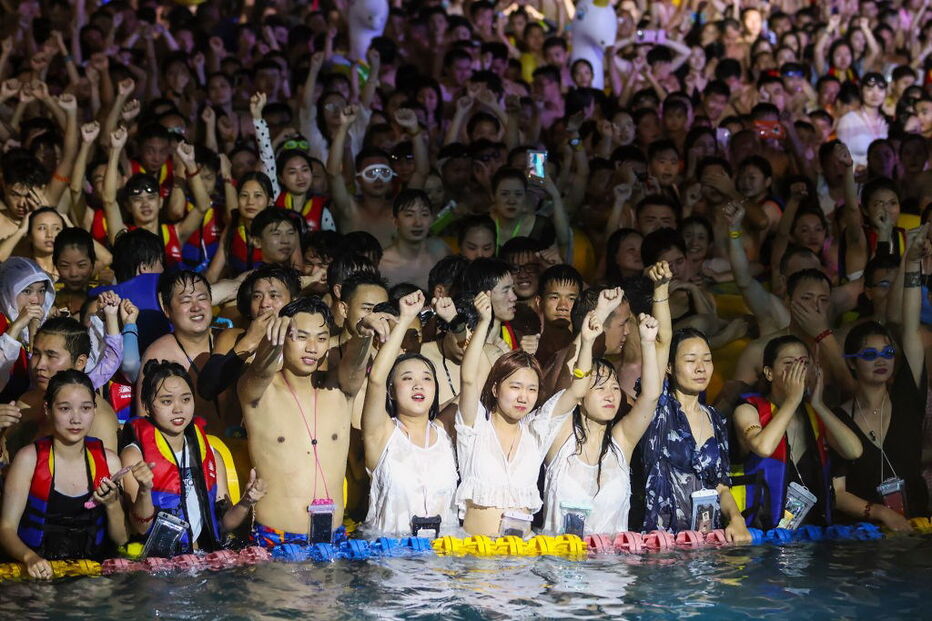 Piscina e insufláveis: Festa junta milhares de pessoas sem máscara nem distanciamento em Wuhan