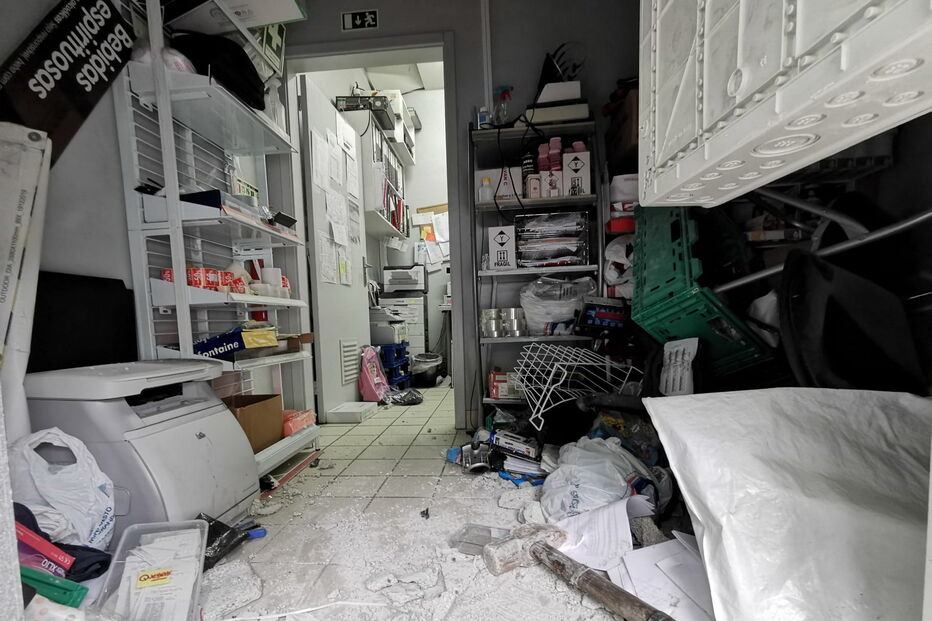 Assaltantes fazem buraco na parede para roubar cofre em supermercado de Gaia