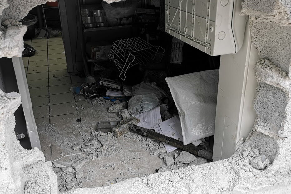 Assaltantes fazem buraco na parede para roubar cofre em supermercado de Gaia