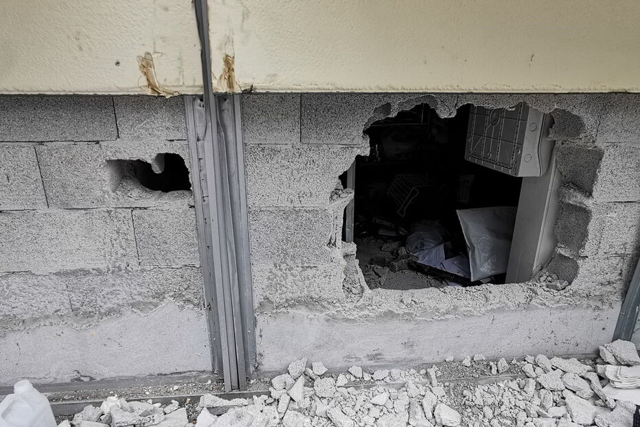 Assaltantes fazem buraco na parede para roubar cofre em supermercado de Gaia