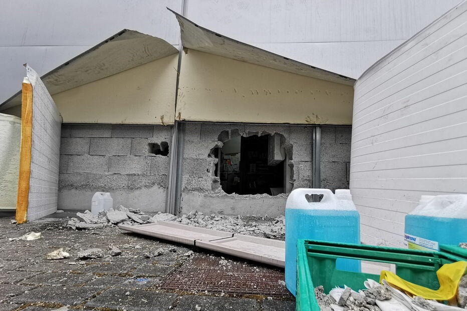 Assaltantes fazem buraco na parede para roubar cofre em supermercado de Gaia