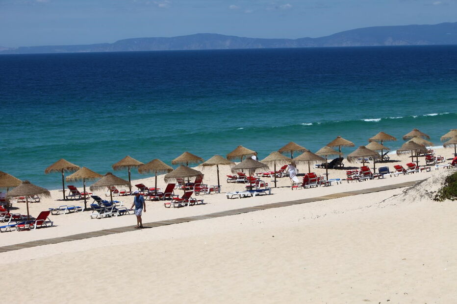 Zona de espreguiçadeiras e chapéus-de-sol no areal da Praia do Pego, no Carvalhal, Comporta.