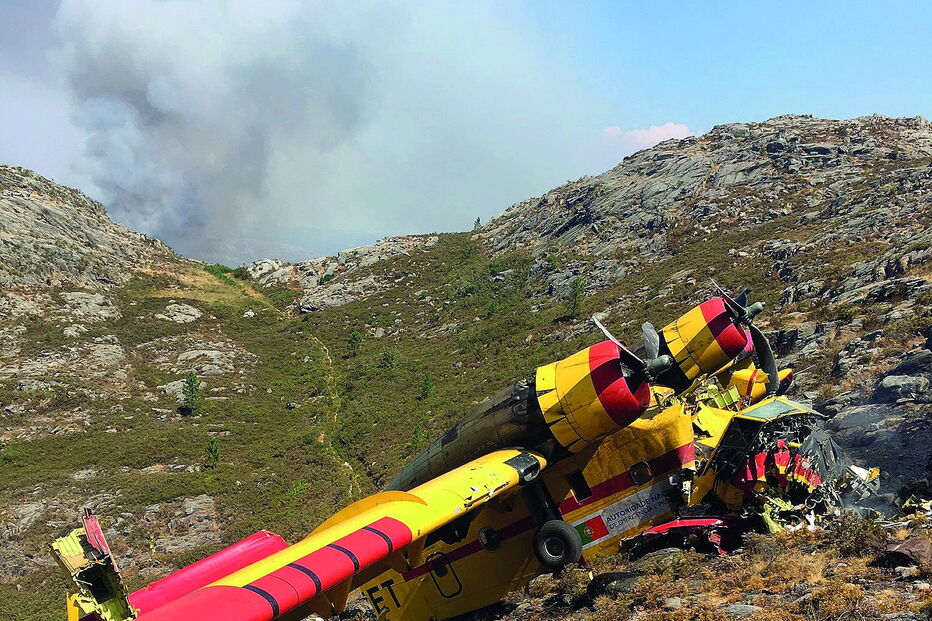 Canadair destruído após despenhar-se em encosta íngreme 