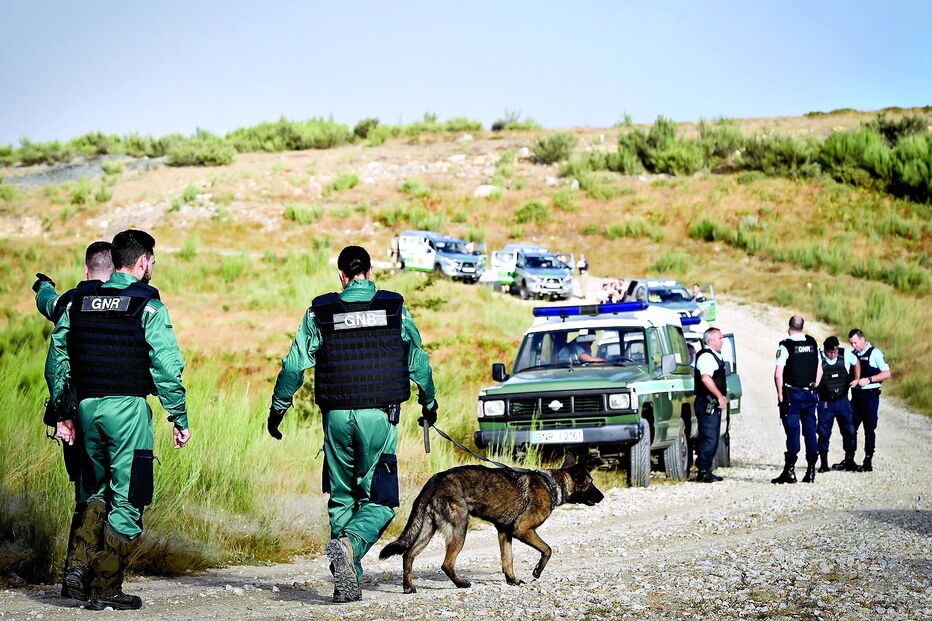 Buscas decorreram na serra de Santa Helena. Autoridades procuraram o homicida junto ao local onde a irmã deste se matou após  assassinar a afilhada