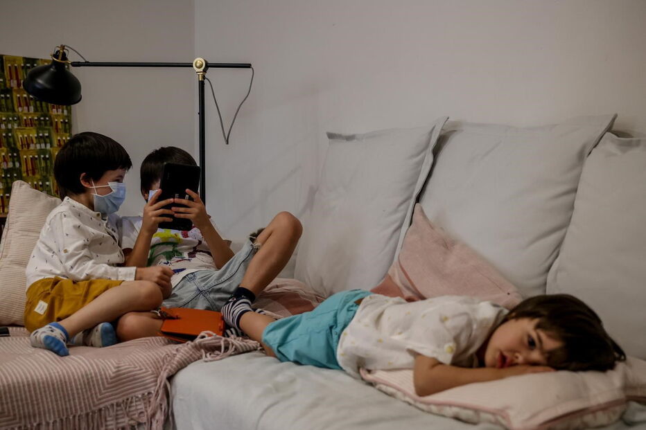 Crianças com máscara