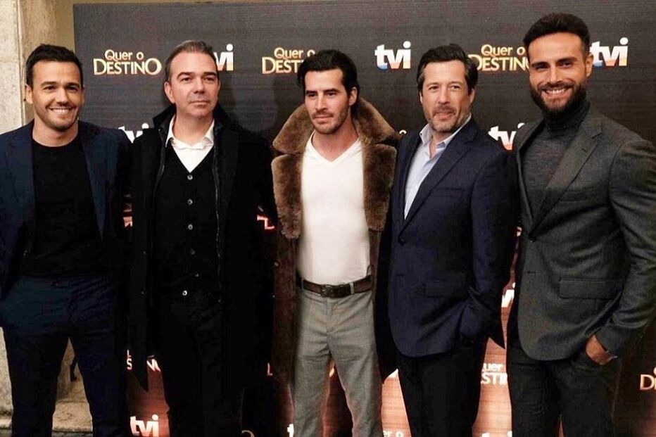 Nuno Santos com o elenco de 'Quer o Destino'