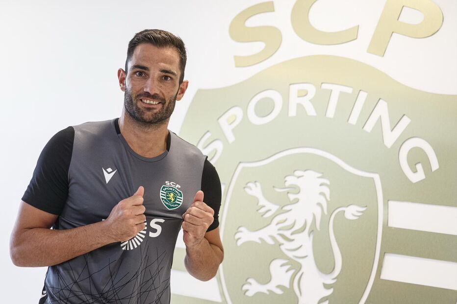 Adán foi formado no Real Madrid, esteve várias épocas ao serviço do Bétis e teve uma passagem, curta, pelos  italianos  do Cagliari 