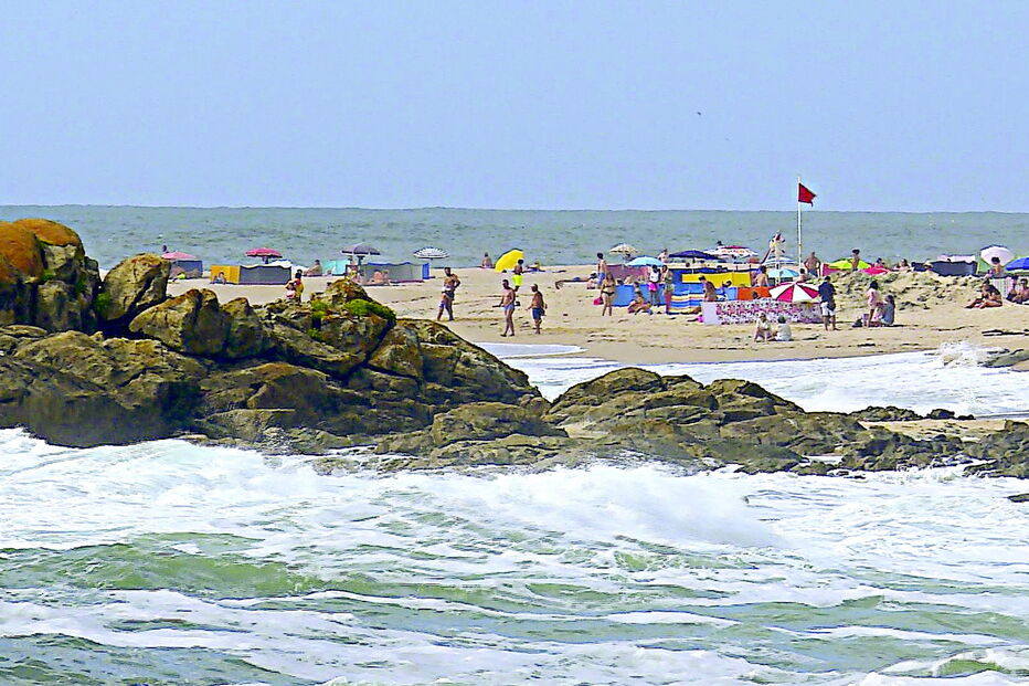 Mulher estava nas rochas, entre as praias do Marreco e da Quebrada, sendo que ambas tinham bandeira vermelha hasteada