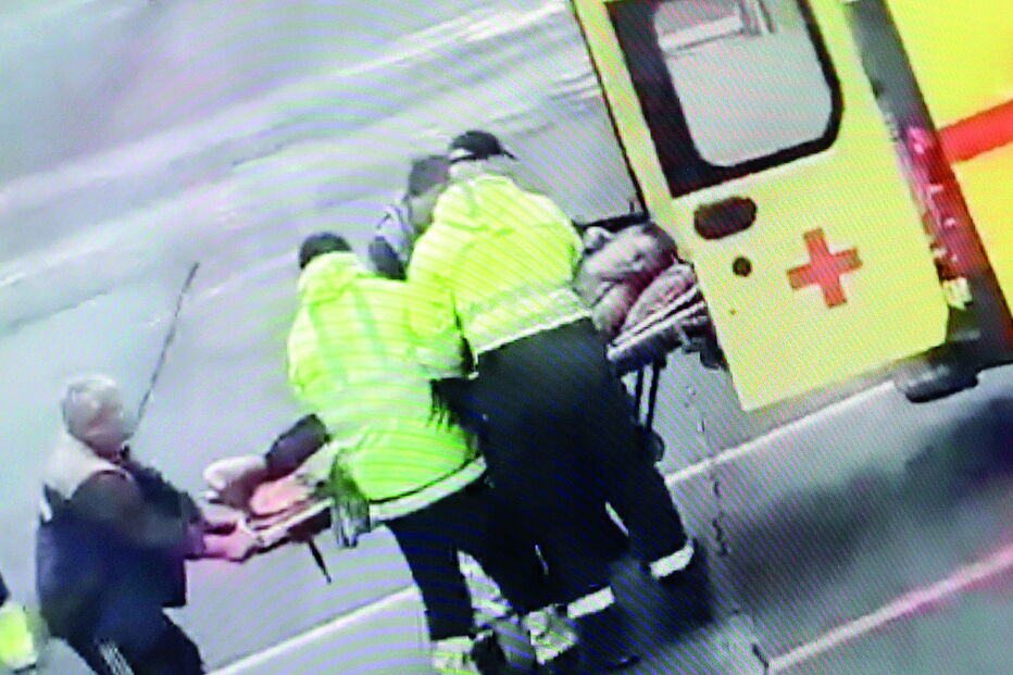 Alexei Navalny inconsciente na maca ao ser retirado do avião 