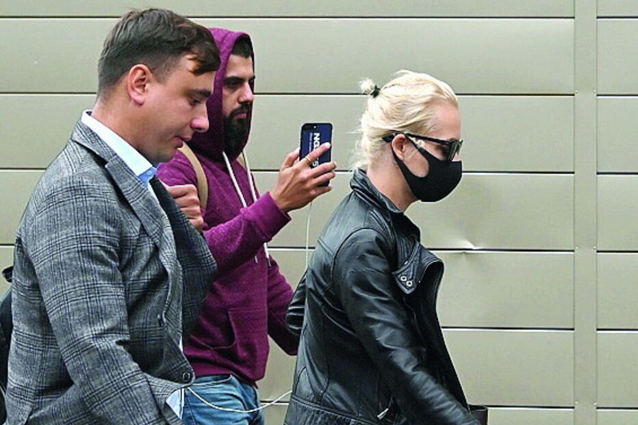 A mulher de Navalny, Yulia, à chegada ao hospital de Omsk