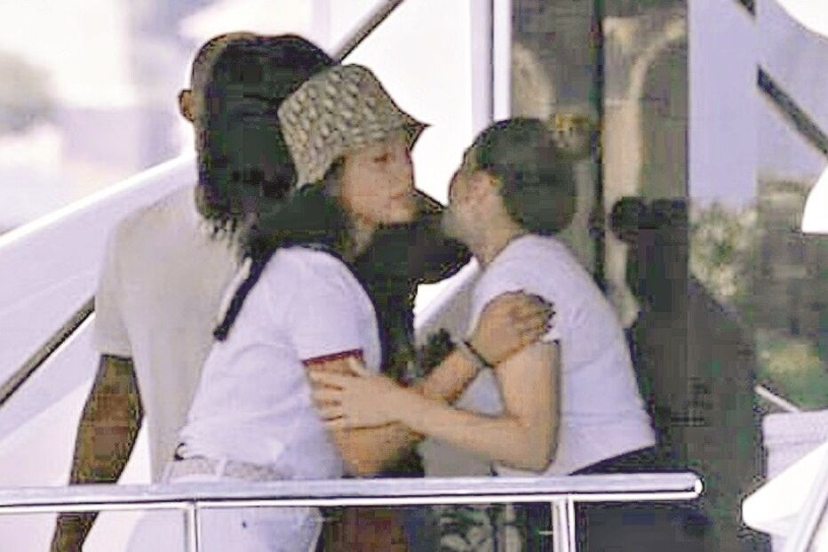 Georgina cumprimentou amigos com beijos no rosto