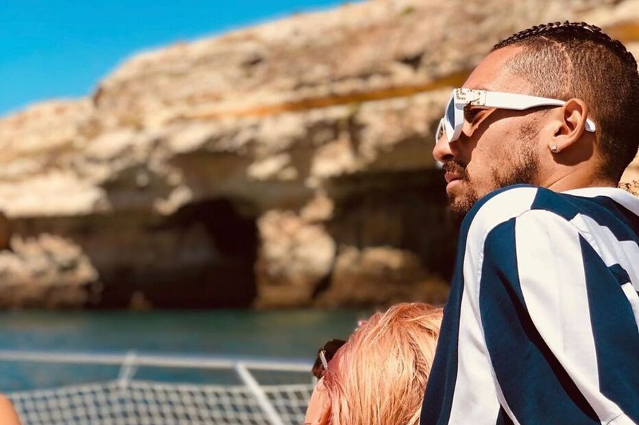 Alex Telles com a mulher