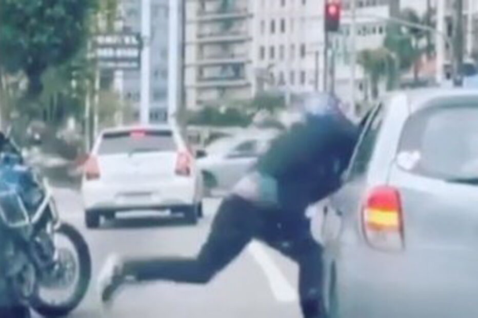 Motociclista agride condutor 