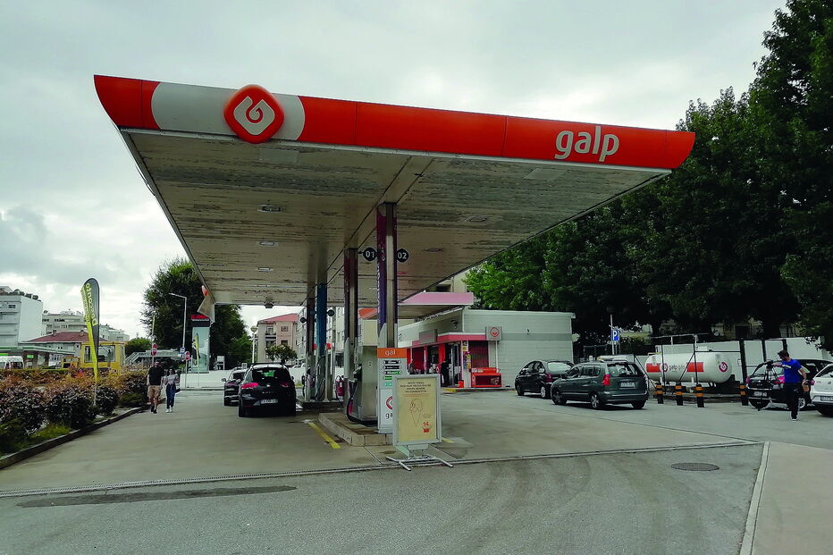 Gasolineira da Galp, na avenida João XXI, na cidade de Braga, foi esta sexta-feira assaltada por um homem armado