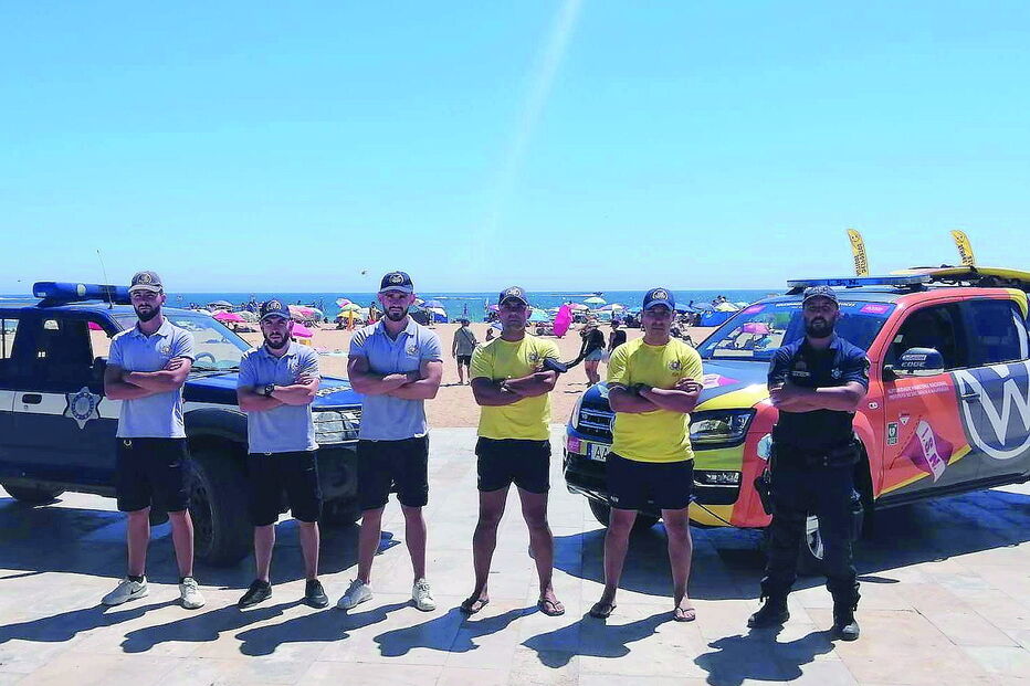 Salvamento do banhista envolveu estes militares do projeto SeaWatch, nadadores-salvadores e Polícia Marítima 