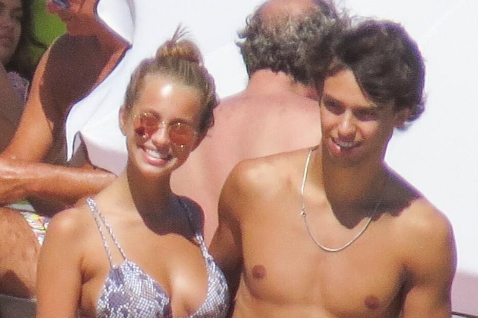 Jogador e atriz foram abordados por várias pessoas que quiseram tirar fotografias  ao seu lado