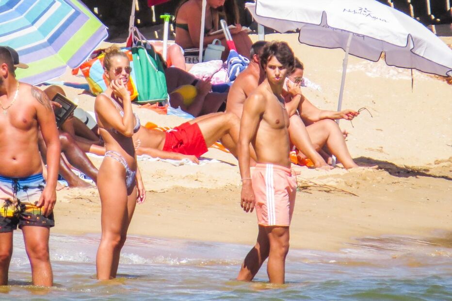 Jogador e atriz foram abordados por várias pessoas que quiseram tirar fotografias  ao seu lado