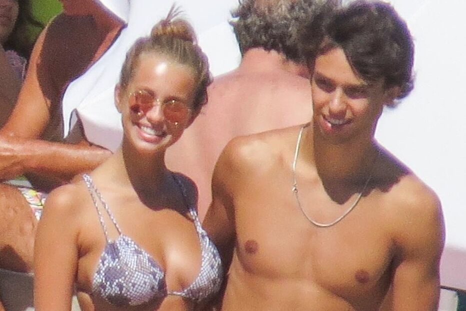 Jogador e atriz foram abordados por várias pessoas que quiseram tirar fotografias  ao seu lado