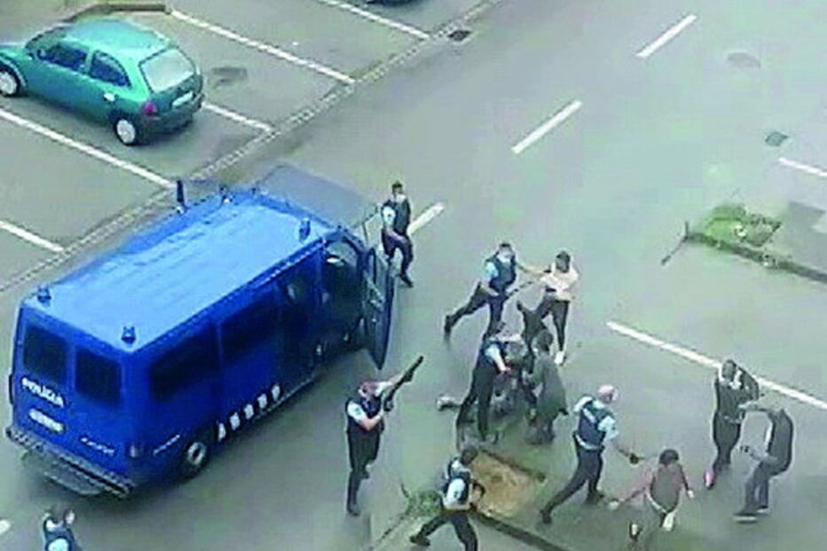 Momento da intervenção das autoridades na Amadora