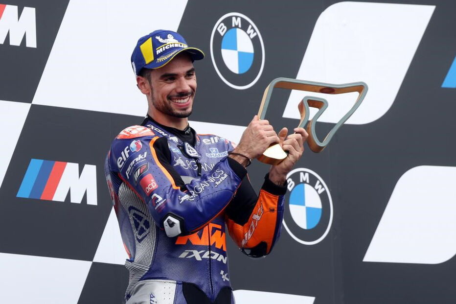 As imagens de emoção e felicidade de Miguel Oliveira na primeira vitória de sempre no MotoGP